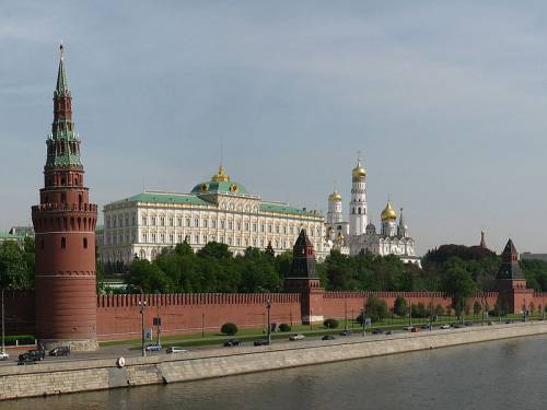 Отличие и сходство московского кремля от астраханского ?