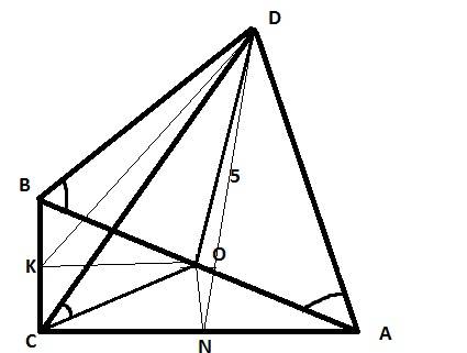 Восновании пирамиды dabc лежит прямоугольный треугольник abc, угол c=90 угол а=30 вс=10. боковые реб