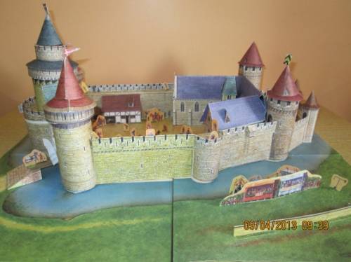 Нужно сделать макет средневекового замка . покидайте идеек как это можно !