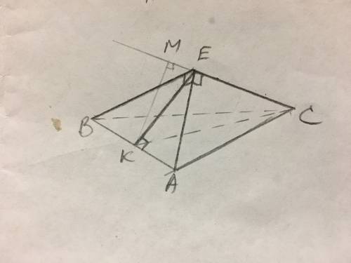 Бічні ребра правильної трикутної піраміди взаємно перпендикулярні й дорівнюють 7√2. знайти відстань