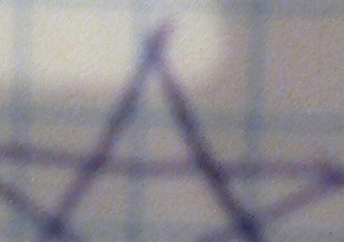 Замкнутая ломаная линия с 5 сторонами,не являющуюся многоугольником.изобразить