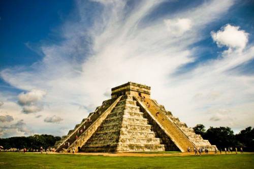 Сооружение храмов в виде ступенчатых пирамид характерно для каких народов?