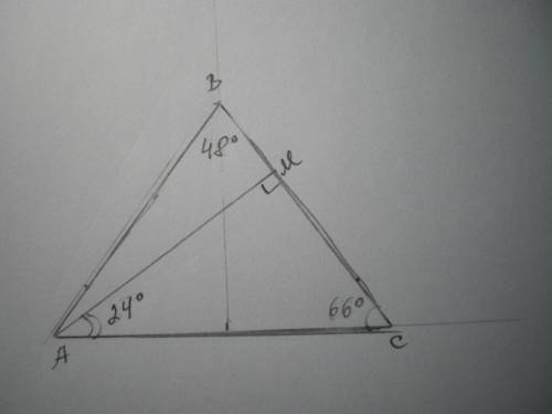 В равнобедренном треугольнике ABC величина угла вершины ∡ B = 48°. Определи угол основания AC с высо