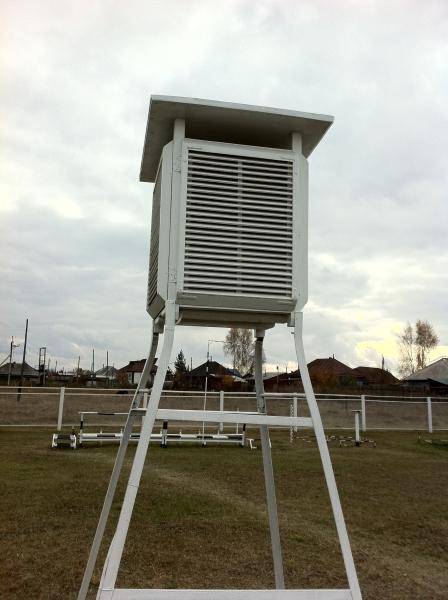 На какой высоте должна быть установлена метеорологическая будка, в которой установлен термометр?​