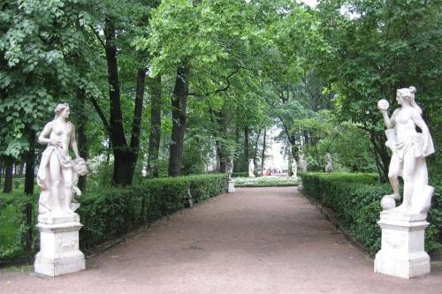 Написать сочинение по фотографии О.П.Пономаренко Летний сад в Санкт-петербурге ​
