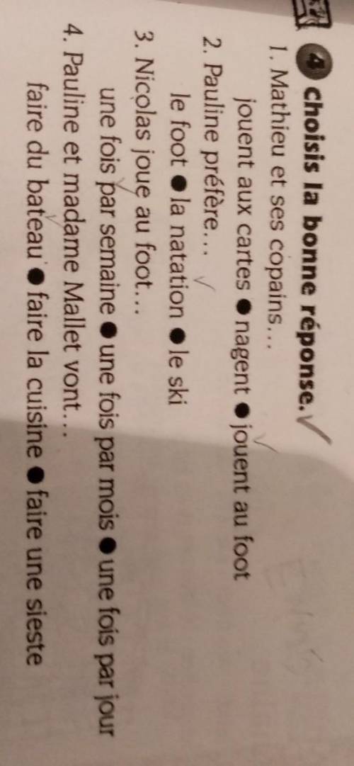 Choisis la bonne réponse. 1. Mathieu et ses copains...jouent aux cartesnagent jouent au foot2. Pauli