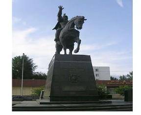 А) кому посвящен этот памятник? б) какое отношение этот исторический памятник имеет к казахско-джунг