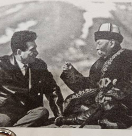 На фотографии вы видите знаменитого манасчи Саякбая Каралаева и выдающегося кыргызского писателя Чин