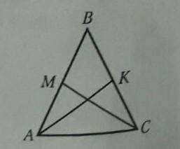 в равнобедренном треугольнике ABC с основанием AC проведены медианы AK и CM. Докажите что угол AMC р