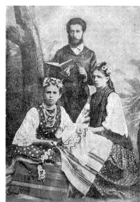 - опис фотографії Лесі Українки; Леся Українка (ліворуч) з братом Михайлом і Маргаритою Комаровою. Ф