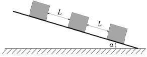 Три одинаковых тяжёлых бруска расставлены на длинной наклонной плоскости с углом α через одинаковые