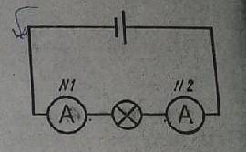 Покажите направление тока в цепи. Будет ли одинаковыми показаниями амперметров (№1 и 2)? Поясните по
