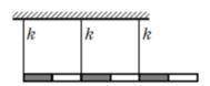Однородный рычаг массой m=1200 г подвешен на тросах, жесткости которых указаны на рисунке. Найдите с