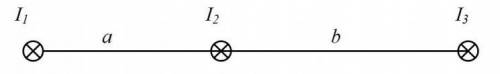 По трем длинным параллельным проводам, лежащим в одной плоскости, текут токи I1=8А, I2=-8А и I3=8А.