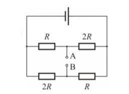 Из идеального источника напряжения и четырех резисторов собрана цепь, схема которой представлена на