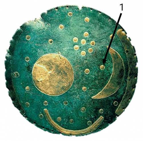 На рисунке представлен «Небесный диск из Небры» (находка датируется примерно 1700 г. до н. э.). Счит
