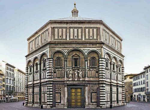 Посмотрите на фотографии площади во Флоренции, баптистерия и рельефа Гиберти с историей Иосифа. Как