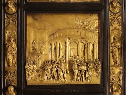 Посмотрите на фотографии площади во Флоренции, баптистерия и рельефа Гиберти с историей Иосифа. Как